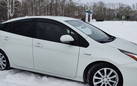 Toyota Prius IV XW50, 2017 год, 2 350 000 рублей, 13 фотография