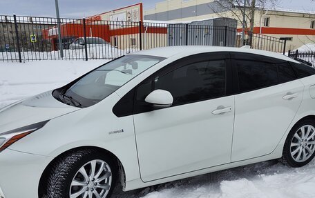 Toyota Prius IV XW50, 2017 год, 2 350 000 рублей, 5 фотография