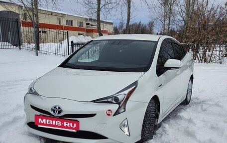 Toyota Prius IV XW50, 2017 год, 2 350 000 рублей, 3 фотография