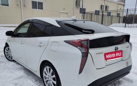 Toyota Prius IV XW50, 2017 год, 2 350 000 рублей, 8 фотография