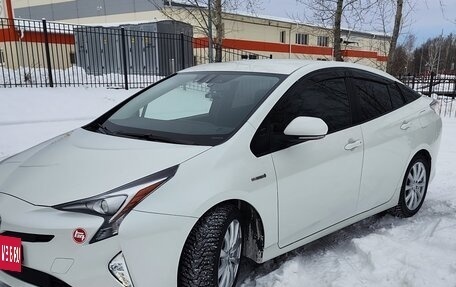 Toyota Prius IV XW50, 2017 год, 2 350 000 рублей, 4 фотография