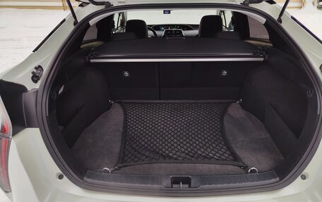 Toyota Prius IV XW50, 2017 год, 2 350 000 рублей, 15 фотография