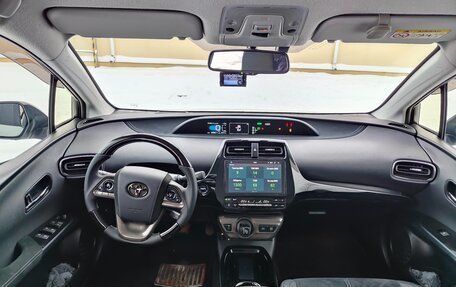 Toyota Prius IV XW50, 2017 год, 2 350 000 рублей, 24 фотография