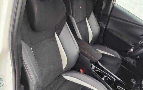 Toyota Prius IV XW50, 2017 год, 2 350 000 рублей, 34 фотография