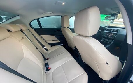 Jaguar XE I рестайлинг, 2017 год, 1 950 000 рублей, 11 фотография