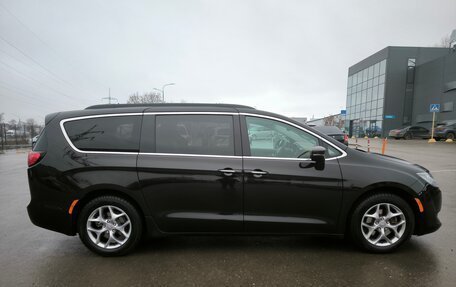 Chrysler Pacifica (RU), 2017 год, 2 900 000 рублей, 6 фотография
