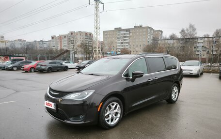 Chrysler Pacifica (RU), 2017 год, 2 900 000 рублей, 3 фотография