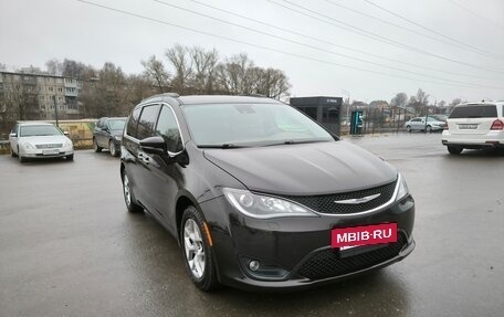 Chrysler Pacifica (RU), 2017 год, 2 900 000 рублей, 5 фотография