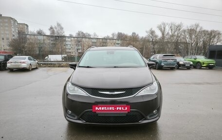 Chrysler Pacifica (RU), 2017 год, 2 900 000 рублей, 4 фотография