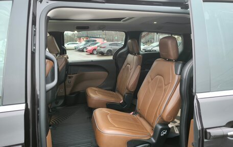 Chrysler Pacifica (RU), 2017 год, 2 900 000 рублей, 13 фотография