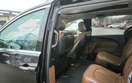 Chrysler Pacifica (RU), 2017 год, 2 900 000 рублей, 12 фотография