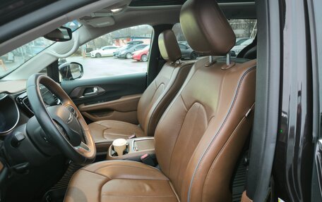 Chrysler Pacifica (RU), 2017 год, 2 900 000 рублей, 10 фотография