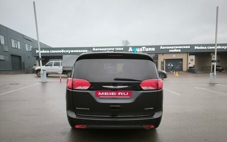 Chrysler Pacifica (RU), 2017 год, 2 900 000 рублей, 8 фотография