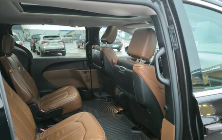 Chrysler Pacifica (RU), 2017 год, 2 900 000 рублей, 15 фотография