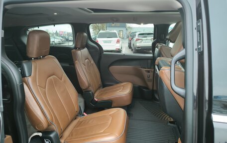 Chrysler Pacifica (RU), 2017 год, 2 900 000 рублей, 16 фотография