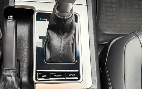 Toyota Land Cruiser Prado 150 рестайлинг 2, 2021 год, 8 000 000 рублей, 10 фотография