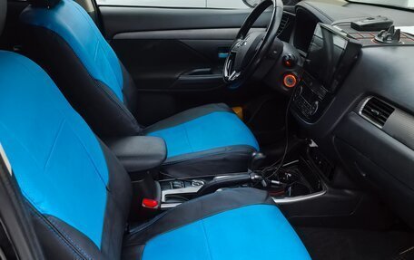 Mitsubishi Outlander III рестайлинг 3, 2017 год, 1 600 000 рублей, 3 фотография