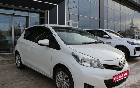 Toyota Vitz, 2013 год, 690 000 рублей, 3 фотография