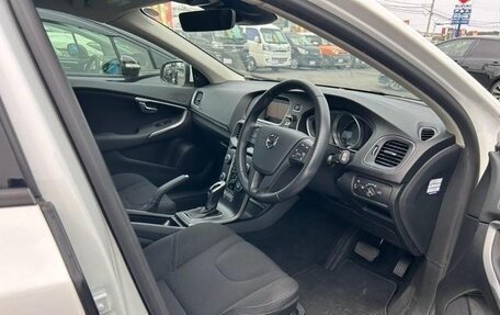 Volvo V40 II рестайлинг, 2018 год, 1 180 000 рублей, 10 фотография