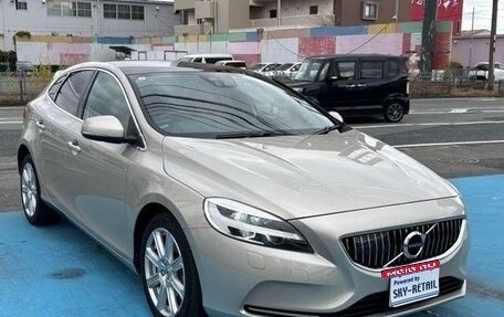 Volvo V40 II рестайлинг, 2019 год, 1 310 000 рублей, 3 фотография