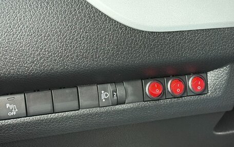 Peugeot Traveller I, 2021 год, 2 999 000 рублей, 23 фотография