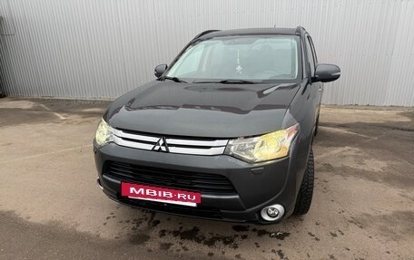 Mitsubishi Outlander III рестайлинг 3, 2013 год, 1 149 999 рублей, 3 фотография