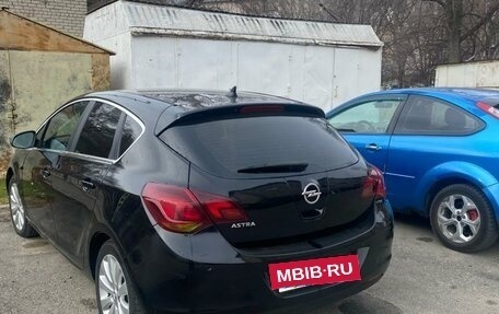 Opel Astra J, 2010 год, 700 000 рублей, 3 фотография