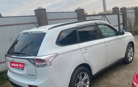 Mitsubishi Outlander III рестайлинг 3, 2013 год, 1 410 000 рублей, 4 фотография