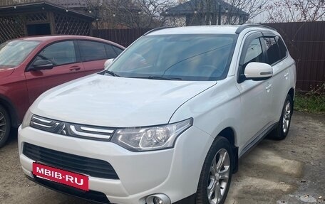 Mitsubishi Outlander III рестайлинг 3, 2013 год, 1 410 000 рублей, 2 фотография