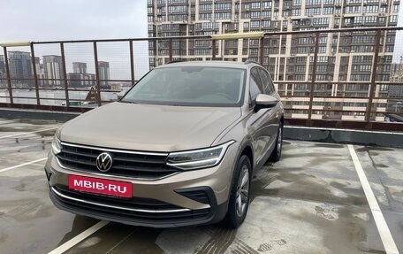 Volkswagen Tiguan II, 2021 год, 2 500 000 рублей, 2 фотография