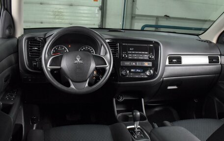 Mitsubishi Outlander III рестайлинг 3, 2015 год, 1 665 000 рублей, 6 фотография