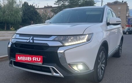 Mitsubishi Outlander III рестайлинг 3, 2019 год, 2 300 000 рублей, 2 фотография