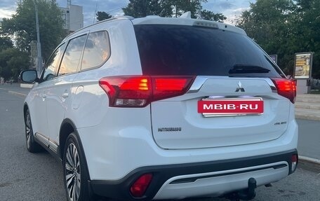 Mitsubishi Outlander III рестайлинг 3, 2019 год, 2 300 000 рублей, 3 фотография