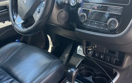 Mitsubishi Outlander III рестайлинг 3, 2019 год, 2 300 000 рублей, 10 фотография