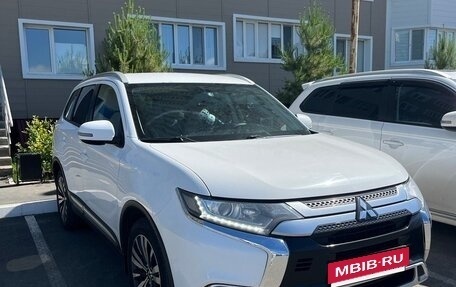 Mitsubishi Outlander III рестайлинг 3, 2019 год, 2 300 000 рублей, 6 фотография