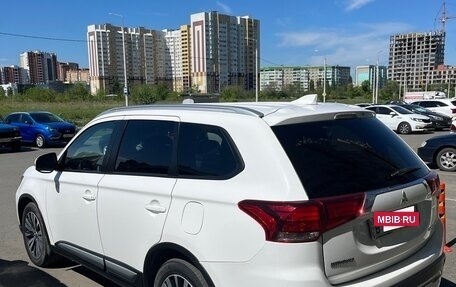 Mitsubishi Outlander III рестайлинг 3, 2019 год, 2 300 000 рублей, 9 фотография