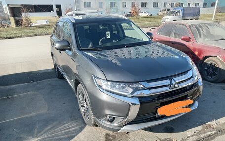 Mitsubishi Outlander III рестайлинг 3, 2018 год, 2 300 000 рублей, 4 фотография