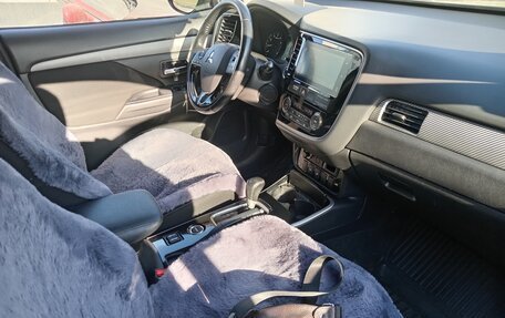 Mitsubishi Outlander III рестайлинг 3, 2018 год, 2 300 000 рублей, 3 фотография