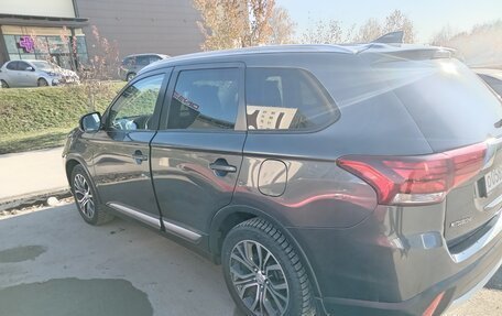 Mitsubishi Outlander III рестайлинг 3, 2018 год, 2 300 000 рублей, 2 фотография