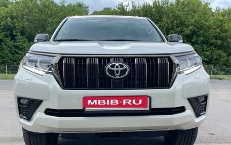 Toyota Land Cruiser Prado 150 рестайлинг 2, 2022 год, 8 499 999 рублей, 7 фотография
