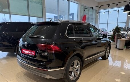 Volkswagen Tiguan II, 2018 год, 2 500 000 рублей, 3 фотография