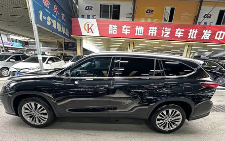 Toyota Highlander, 2024 год, 5 450 000 рублей, 30 фотография