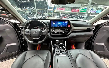 Toyota Highlander, 2024 год, 5 450 000 рублей, 28 фотография