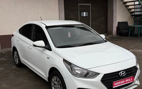 Hyundai Solaris II рестайлинг, 2017 год, 1 100 000 рублей, 1 фотография