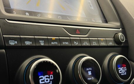 Jaguar E-Pace, 2018 год, 2 950 000 рублей, 18 фотография