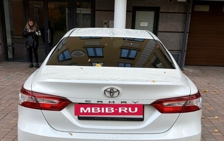 Toyota Camry, 2018 год, 2 300 000 рублей, 4 фотография