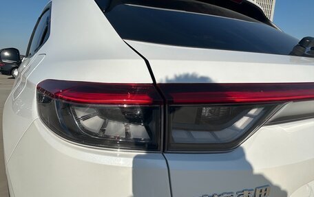 Honda Vezel, 2024 год, 2 220 000 рублей, 18 фотография