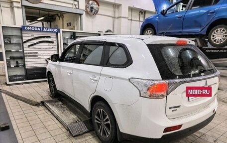 Mitsubishi Outlander III рестайлинг 3, 2013 год, 1 400 000 рублей, 3 фотография