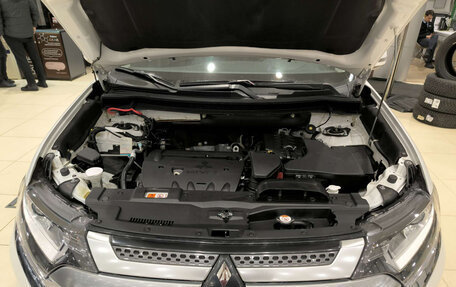 Mitsubishi Outlander III рестайлинг 3, 2019 год, 2 480 000 рублей, 11 фотография