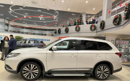 Mitsubishi Outlander III рестайлинг 3, 2019 год, 2 480 000 рублей, 10 фотография